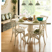 Fehér színű vintage étkezőgarnitúra modern térben. 