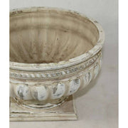 Vintage stílusú, antikolt krém színű, 22 cm átmérőjű, öblös kialakítású talpas kerámiakaspó