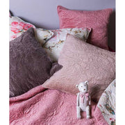 Vintage stílusú, enyhén kopott, antik krém színű, ülő helyzetű nosztalgikus maci figura, púderrózsaszín színű masnival a nyakában