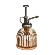 Vintage stílusú,, borostyán színű, bordázott üvegből készült növényi permetező, réz színű, műanyag szórófejjel.