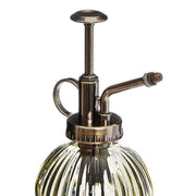 Vintage stílusú, halványzöld színű, bordázott üvegből készült növényi permetező, réz színű, műanyag szórófejjel.