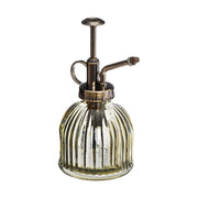 Vintage stílusú, halványzöld színű, bordázott üvegből készült növényi permetező, réz színű, műanyag szórófejjel.