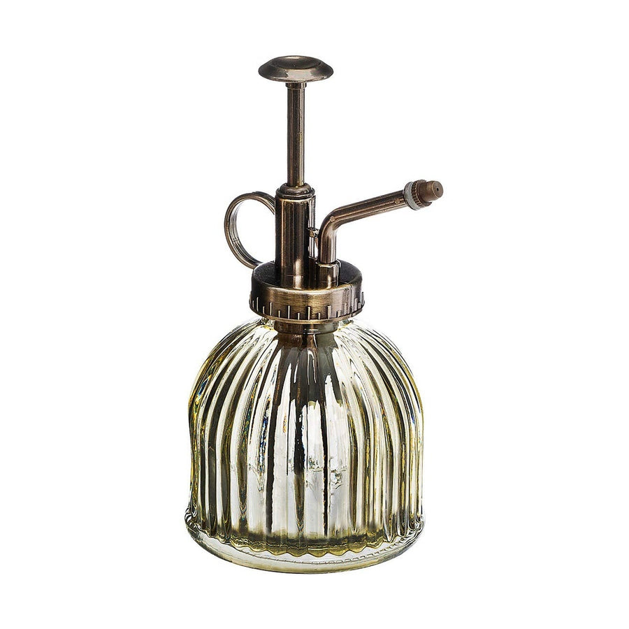 Vintage stílusú, halványzöld színű, bordázott üvegből készült növényi permetező, réz színű, műanyag szórófejjel.