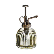 Vintage stílusú, halványzöld színű, bordázott üvegből készült növényi permetező, réz színű, műanyag szórófejjel.