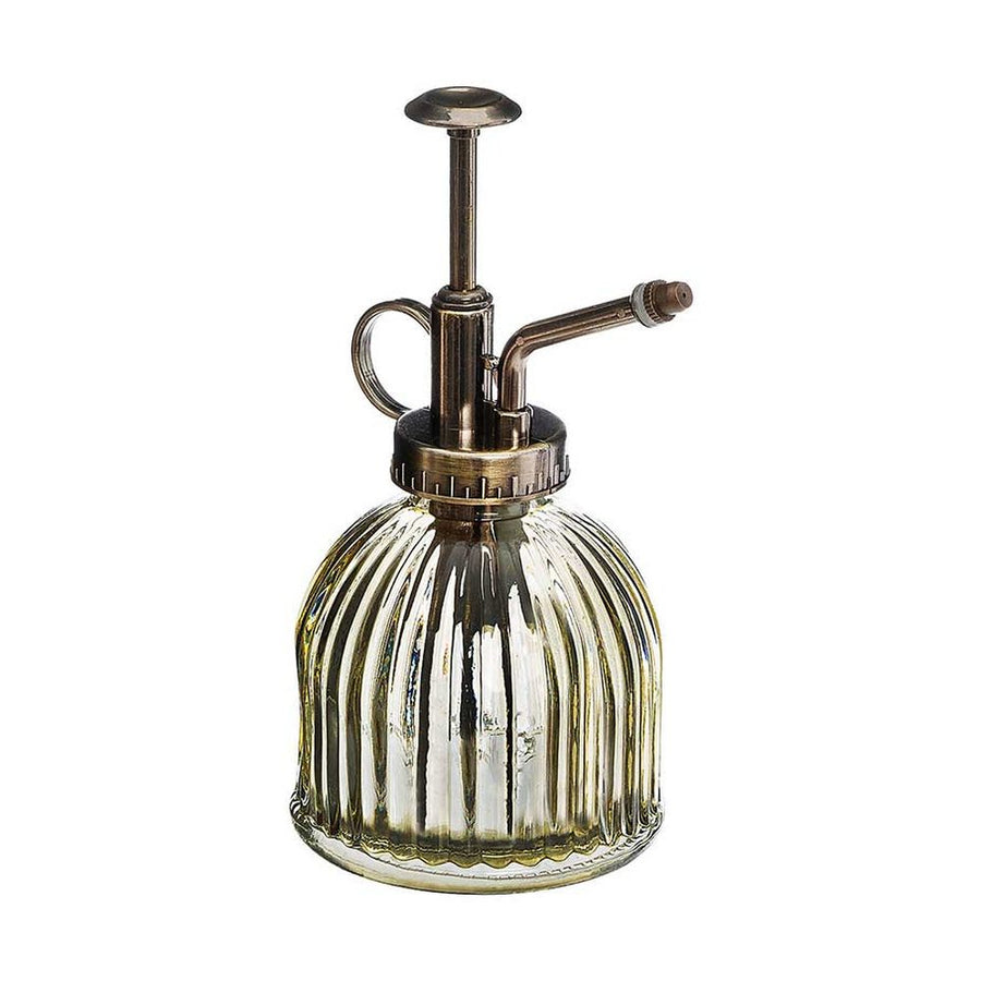 Vintage stílusú, halványzöld színű, bordázott üvegből készült növényi permetező, réz színű, műanyag szórófejjel.