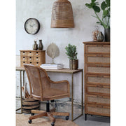 Nyírfából és rattanból készült, vidéki vintage stílusú, natúr színű, irodai forgószék állítható ülésmagassággal.