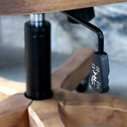 Nyírfából és rattanból készült, vidéki vintage stílusú, natúr színű, irodai forgószék állítható ülésmagassággal.