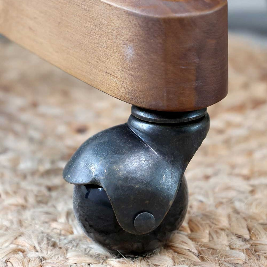 Nyírfából és rattanból készült, vidéki vintage stílusú, natúr színű, irodai forgószék állítható ülésmagassággal.