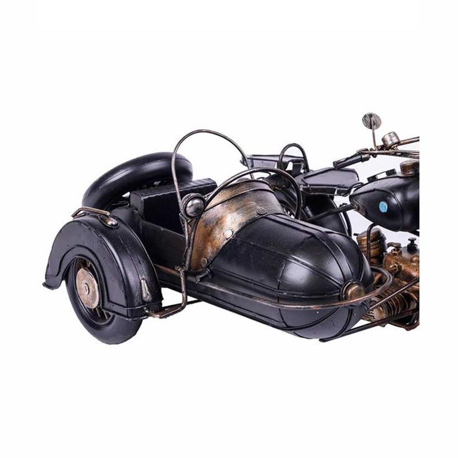 Oldalkocsis motorkerékpár modell pótkerékkel.