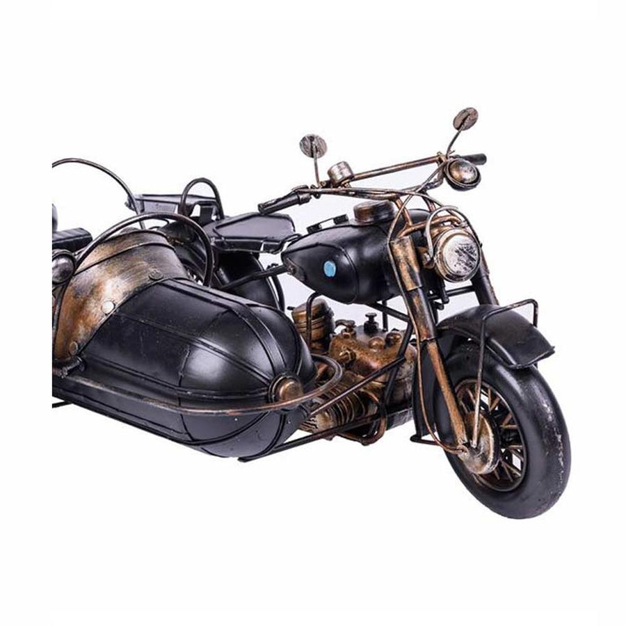 Oldalkocsis motorkerékpár modell pótkerékkel.