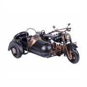 Oldalkocsis motorkerékpár modell pótkerékkel.