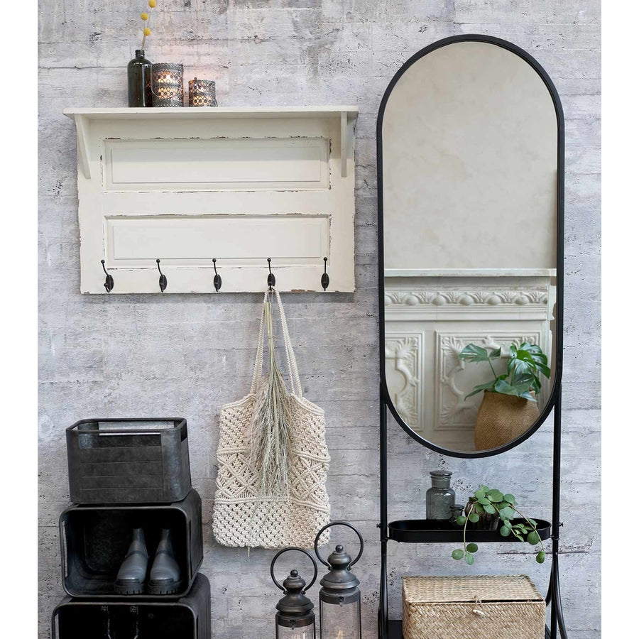 Vintage fali fogas polccal óriás állótükörrel és lámpásokkal.