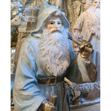 Prémium kategóriás, vintage stílusú, prémszegéllyel díszített, 31 cm magas, kék színű, deres Télapó figura