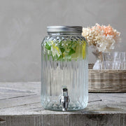 Vintage stílusú, 3,5 liter űrtartalmú, vastagfalú barázdált mintájú üvegből készült, csapos italadagoló.