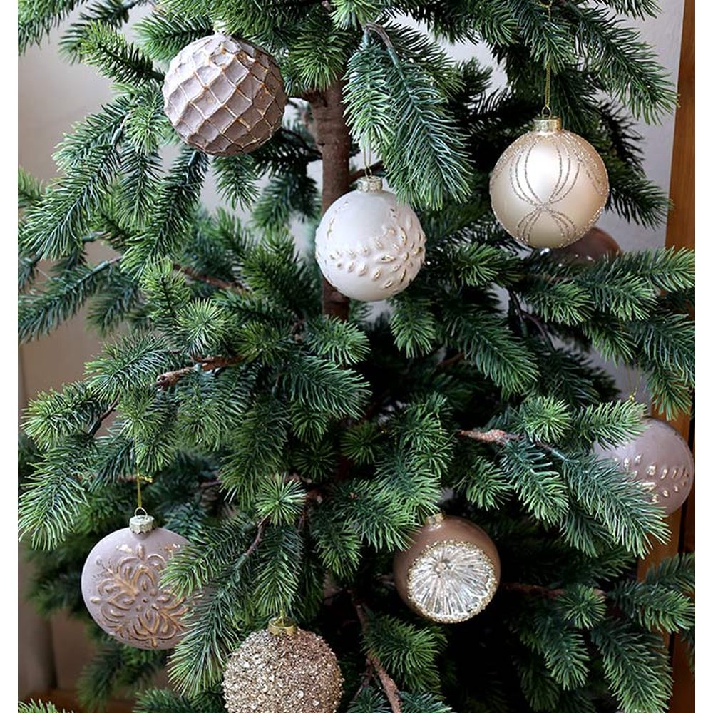 Aranyszínű dombormintával díszített, vintage karácsonyfadíszek zöld fenyőfán.